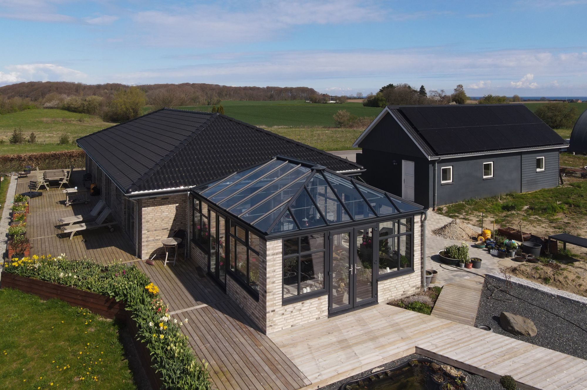Kate og Jan fra Møn - nu selvforsynende med solceller fra HS Tarm A/S